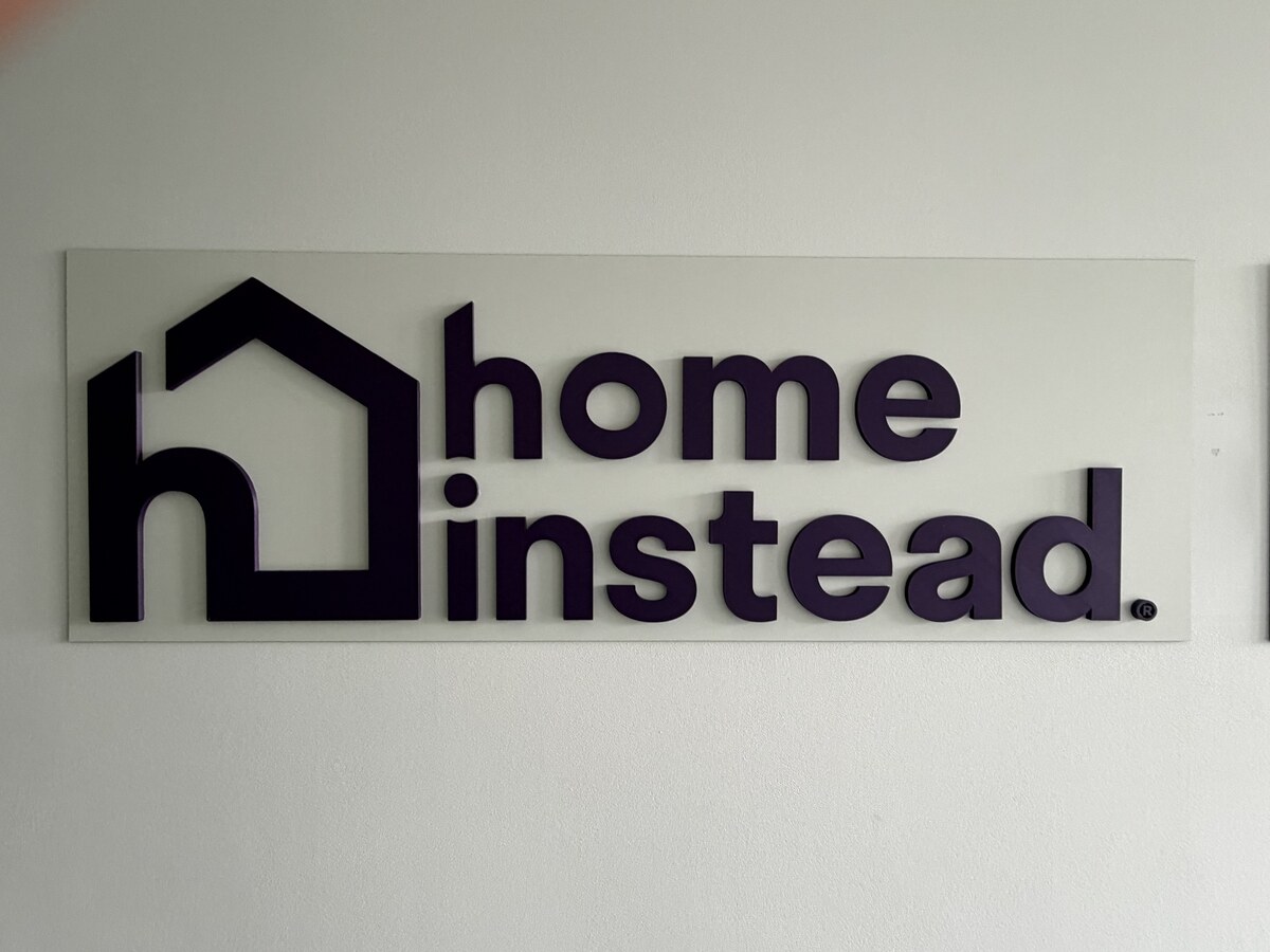 home instead 3D-Wandlogo